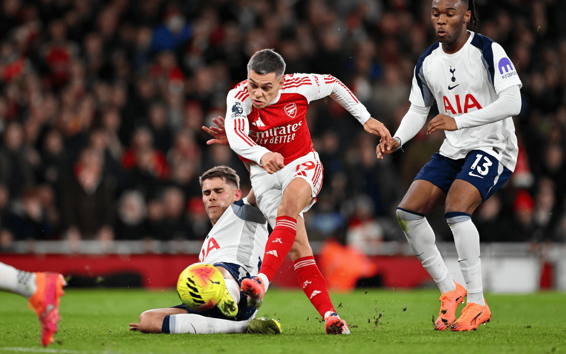 梅西痛哭流涕伤退后怒摔球鞋