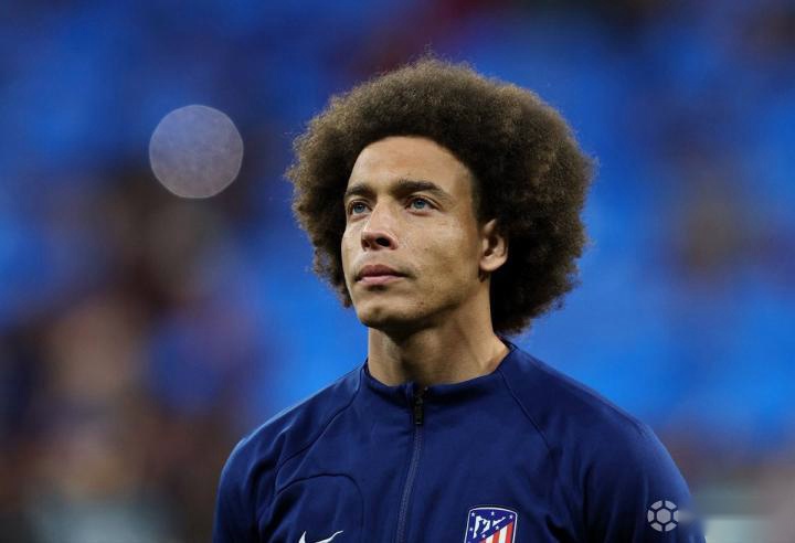 梅西痛哭流涕伤退后怒摔球鞋